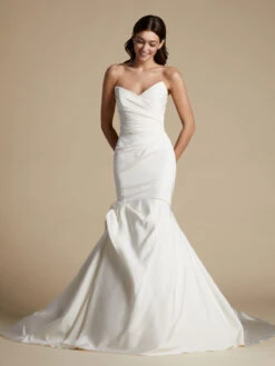 Ivory Mermaid Wedding Dresses Strapless Sleeveless Bows With Train Stretch Crepe Bridal Gowns Free Customization