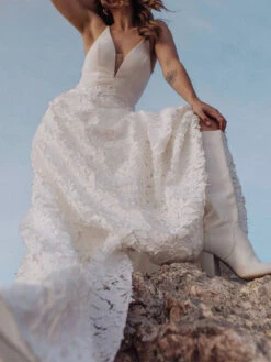 White Simple Wedding Dress A-Line V-Neck Sleeveless Backless With Train Long Lace Bridal Gowns Free Customization -Dresses Store 20211103152423324317